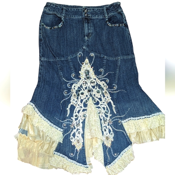 Elegant High-Low Denim Skirt with Lace Details - Picture 3 of 12